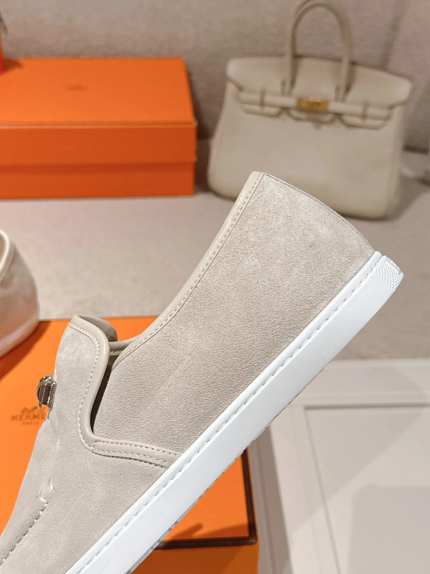 Men's Men's Shoes 600💰 Hermes# Couple Studded Loafers Calfskin and suede goatskin lace-up free sneakers with signature "H" detail. The design is simple and smooth, creating a fashionable urban look. It is comfortable and versatile. H family classics are not outdated, and the delivery counter is exquisitely packaged🛍📦 Fabric: Original customized imported first-layer cowhide/cow down Lining: Imported soft sheepskin Sole: Original open-molded anti-slip TPU material Size: 35-45
